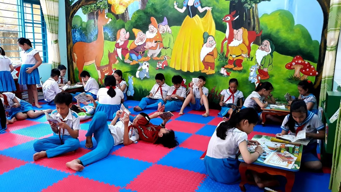 Học sinh Trường Tiểu học Trần Quốc Toản (Tam Kỳ) đọc sách tại thư viện trường. Ảnh: C.N