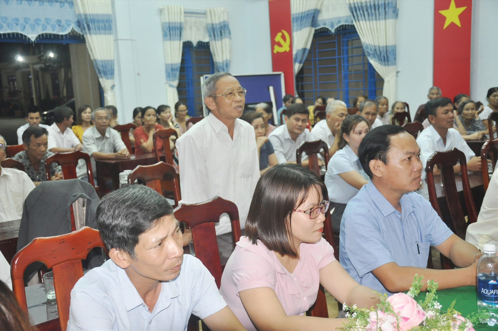Cử tri thôn Tân Thuận (xã Hiệp Thuận, Hiệp Đức) cho ý kiến nhận xét và tín nhiệm đối với người ứng cử đại biểu Quốc hội và đại biểu HĐND các cấp. Ảnh: N.Đ