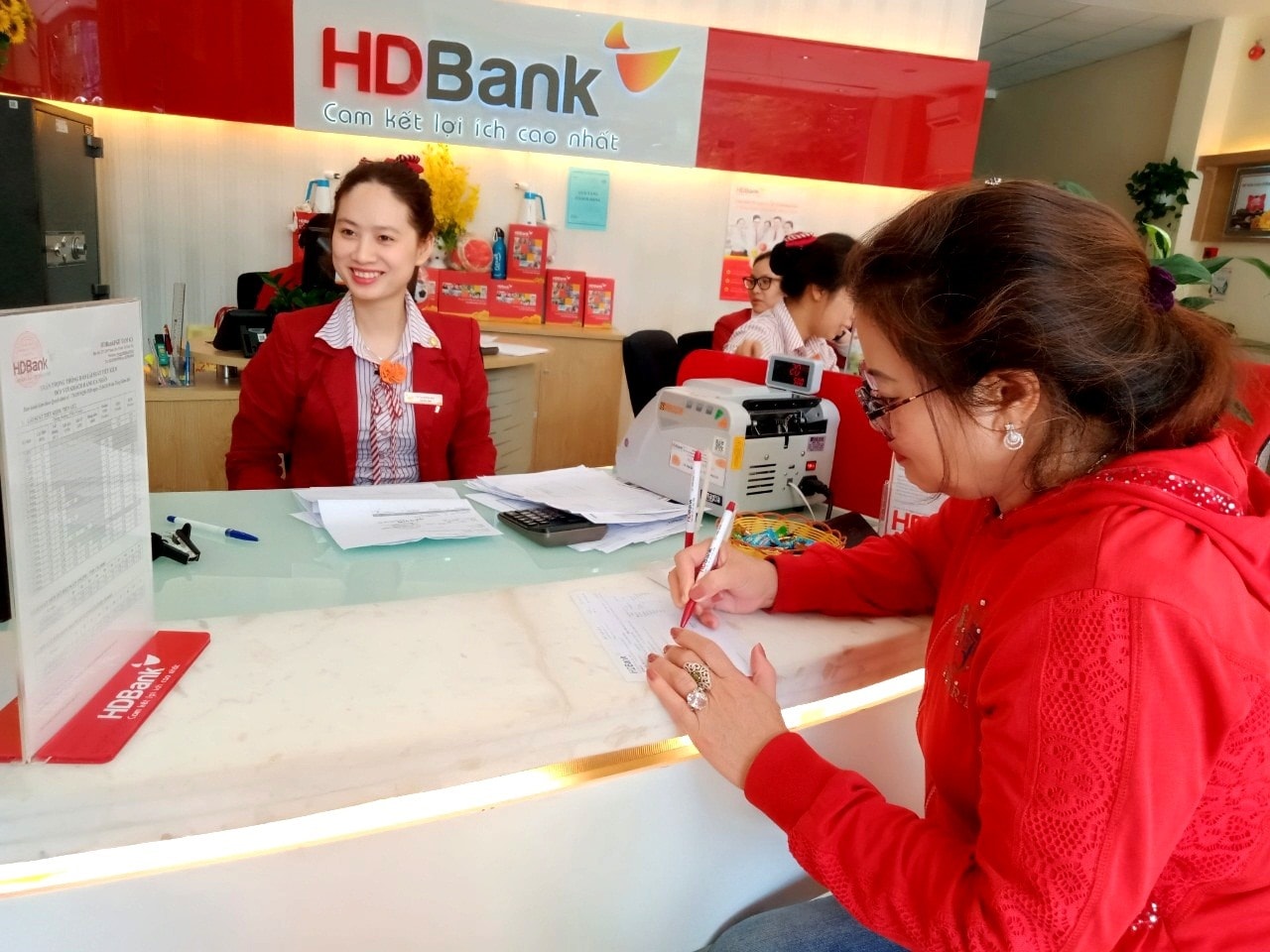 Khách hàng vay vốn ở Phòng giao dịch Ngân hàng HDBank chi nhánh Quảng Nam tại TP.Tam Kỳ. Ảnh: VIỆT NGUYỄN