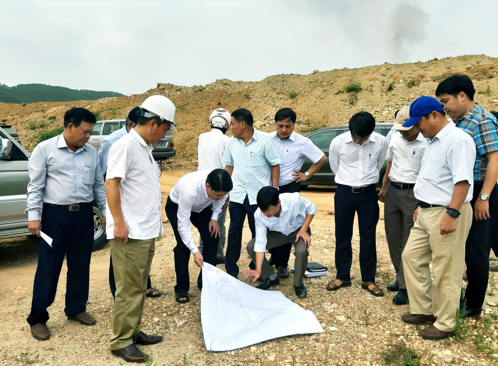 Phó Chủ tịch UBND tỉnh Trần Văn Tân cùng đại diện một số ngành liên quan kiểm tra sơ đồ xây dựng hồ chứa nước Lộc Đại.   Ảnh: VĂN SỰ