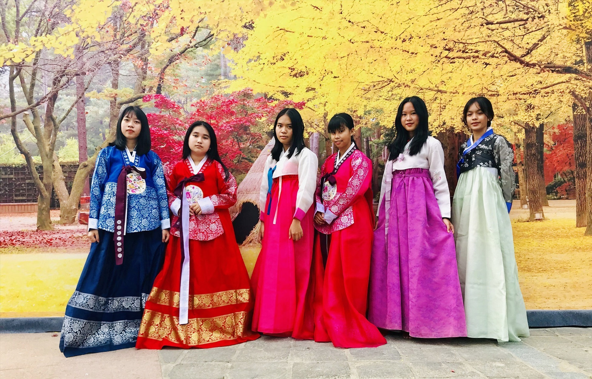 Trải nghiệm mặc trang phục truyền thống Hanbok của Hàn Quốc. Ảnh: T.Q
