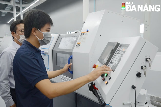 Nhiều chỉ số kinh tế của thành phố khởi sắc trong quý 1-2021. TRONG ẢNH: Hoạt động sản xuất tại Công ty TNHH ICT Vina (Khu Công nghệ cao, xã Hòa Liên). Ảnh: M.QUẾ