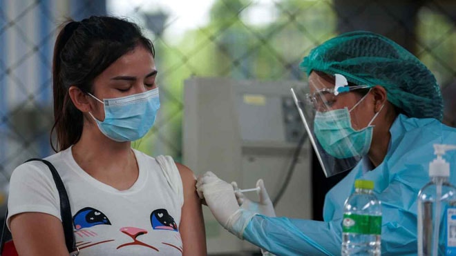 Một phụ nữ được tiêm vắc-xin ngừa Covid-19 của Sinovac ở quận Watthana, thủ đô Bangkok của Thái Lan. Ảnh: Reuters