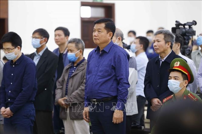 Bị cáo Đinh La Thăng và các bị cáo nghe toà tuyên án chiều 15/3/2021. Ảnh: Doãn Tấn/TTXVN