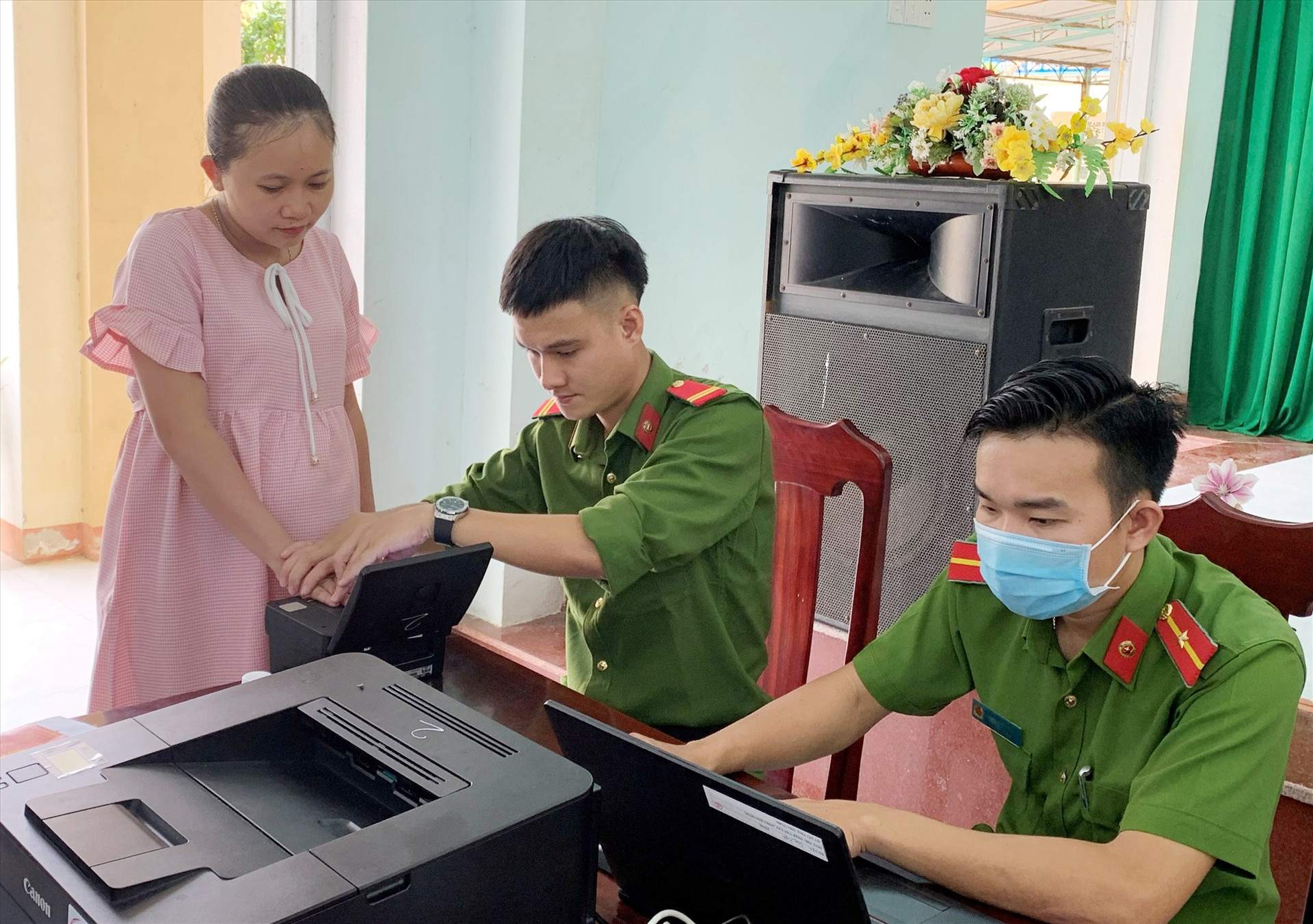 Lực lượng Công an huyện Duy Xuyên làm thủ tục cấp CCCD cho giáo viên và học sinh Trường THCS Phù Đổng. Ảnh: T.L