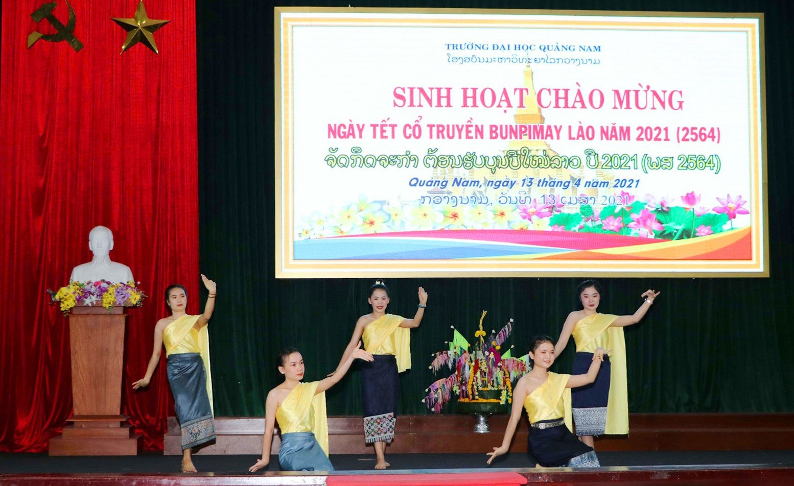 Điệu múa truyền thống của dân tộc Lào được biểu diễn tại lễ hội. Ảnh: CHÂU HÙNG