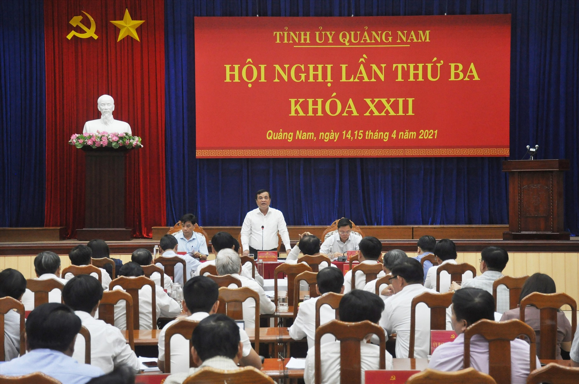 Bí thư Tỉnh ủy Phan Việt Cường định hướng thảo luận tại tổ đối với các nội dung được trình tại Hội nghị Tỉnh ủy lần thứ 3. Ảnh: N.Đ
