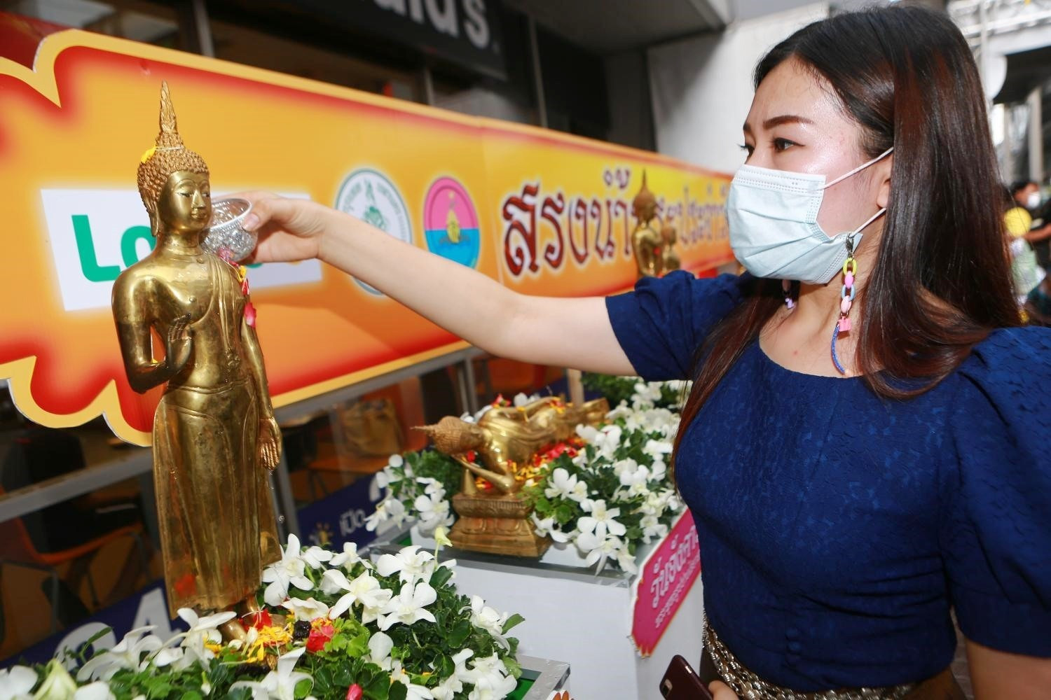 Người dân Thái Lan làm lễ tắm Phật nhân dịp đầu năm mới. Ảnh: bangkok post