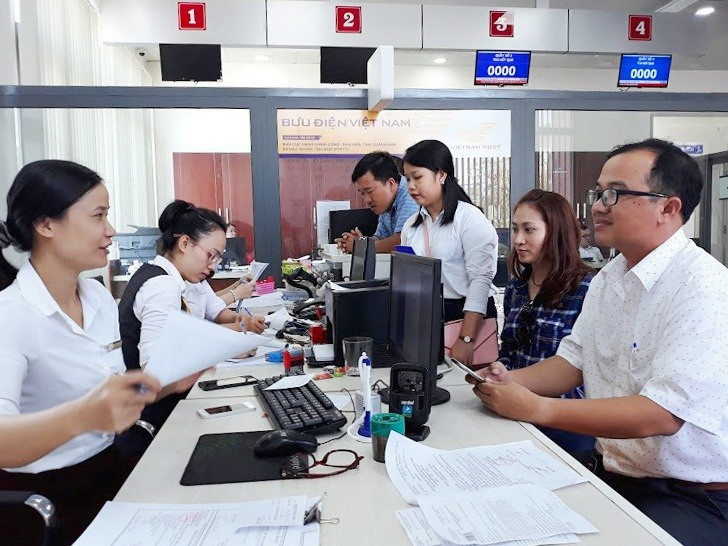 Bưu điện tỉnh tiếp nhận hồ sơ tại Trung tâm Hành chính công Quảng Nam (nay là Trung tâm Phục vụ hành chính công). Ảnh: C.N