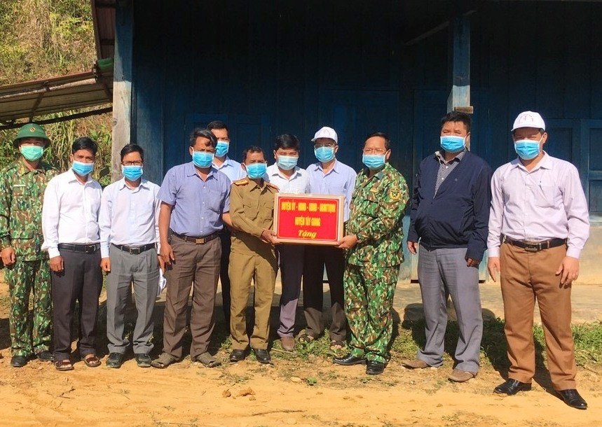 Lãnh đạo huyện Tây Giang tặng quà tượng trưng cho lãnh đạo huyện KàLừm, tỉnh SêKông (Lào)