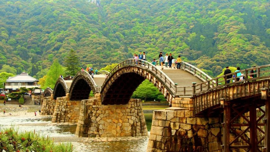 Kintai Bridge is made of wood. Visitors can contemplate the beautiful landscapes of Iwakuni, Japan from the bridge.