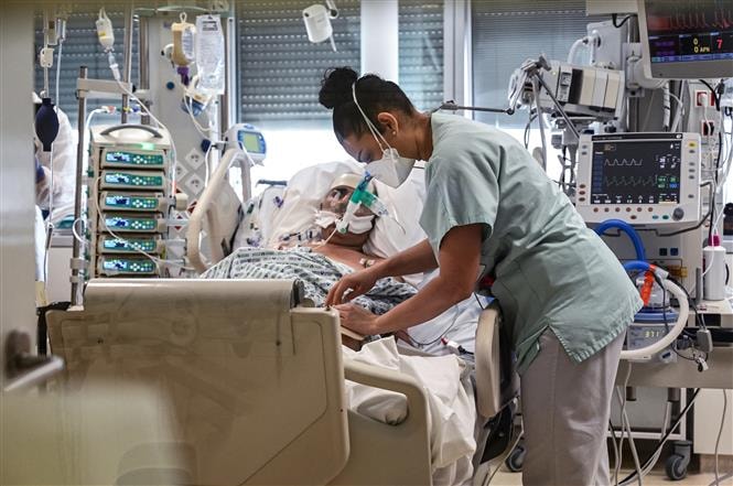 Nhân viên y tế chăm sóc bệnh nhân nhiễm Covid-19 tại một bệnh viện ở ngoại ô Paris, Pháp. Ảnh: AFP/TTXVN