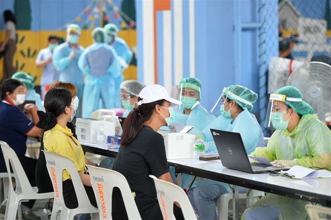 Nhân viên y tế tiêm vaccine ngừa Covid-19 cho người dân tại Bangkok, Thái Lan, ngày 7-4-2021. Ảnh: THX/TTXVN