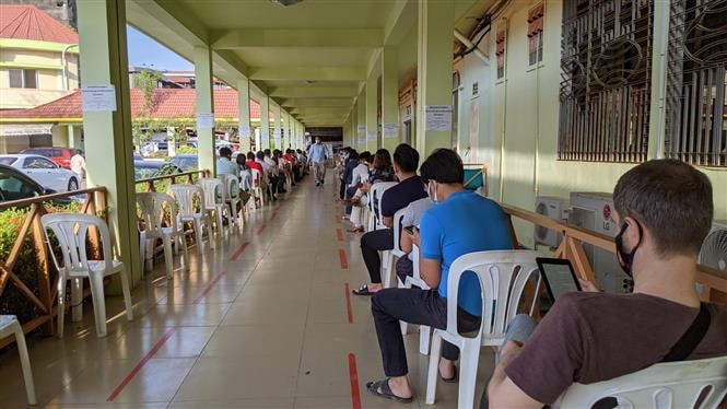 Người dân Campuchia và người nước ngoài chuẩn bị tiêm vaccine ngừa Covid-19 tại Bệnh viện Nhi quốc gia Campuchia. Ảnh: Nguyễn Vũ Hùng - PV TTXVN tại Campuchia