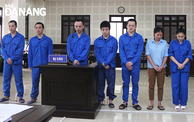 Các bị cáo tại phiên tòa ngày 15-4. Ảnh: XUÂN DŨNG