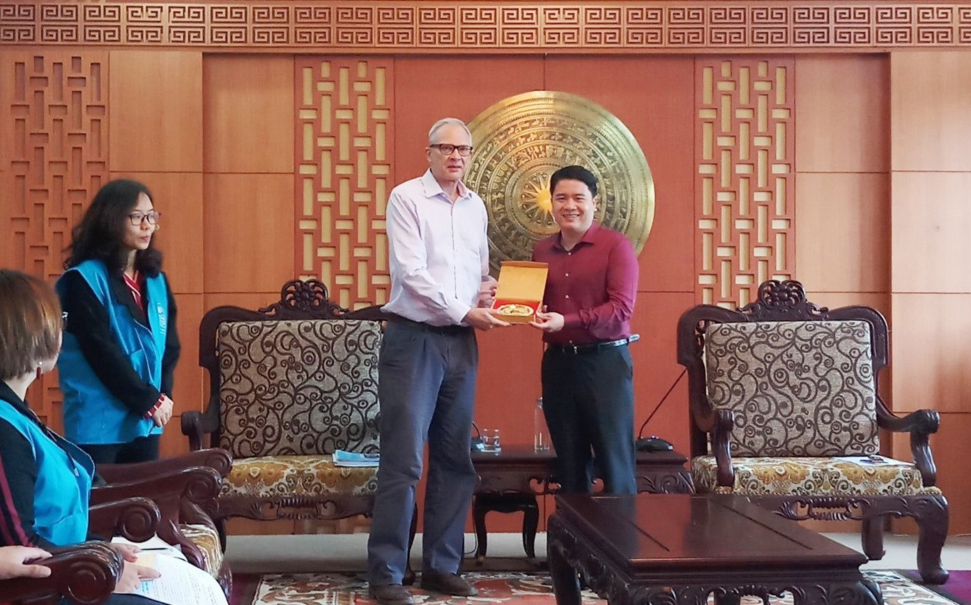Đại diện UNDP tại Việt Nam nhận quà lưu niệm của Quảng Nam. Ảnh: A.N