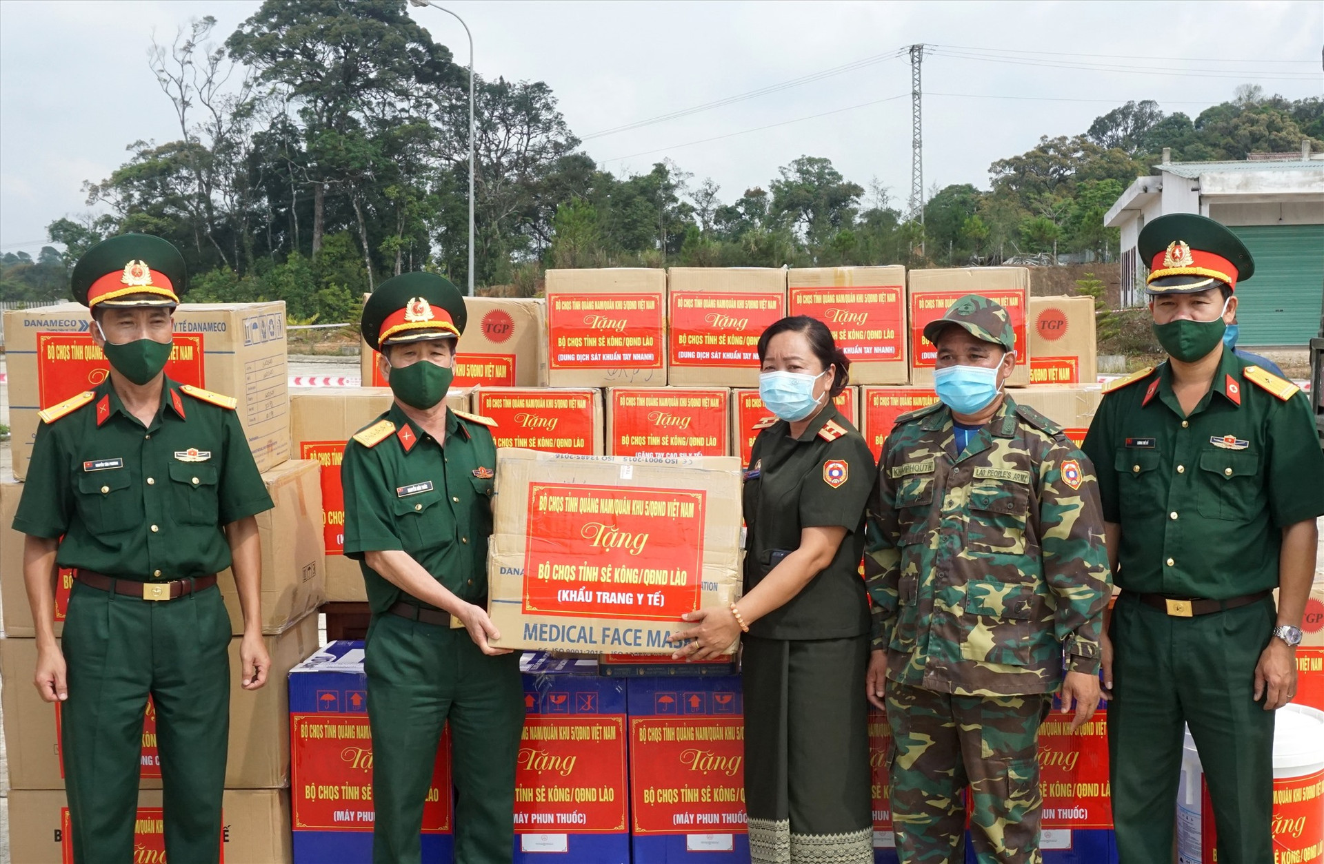 Đại diện Bộ CHQS Quảng Nam trao trang thiết bị hỗ trợ Bộ CHQS tỉnh Sê Kông phòng chống dịch Covid-19. Ảnh: ALĂNG NGƯỚC