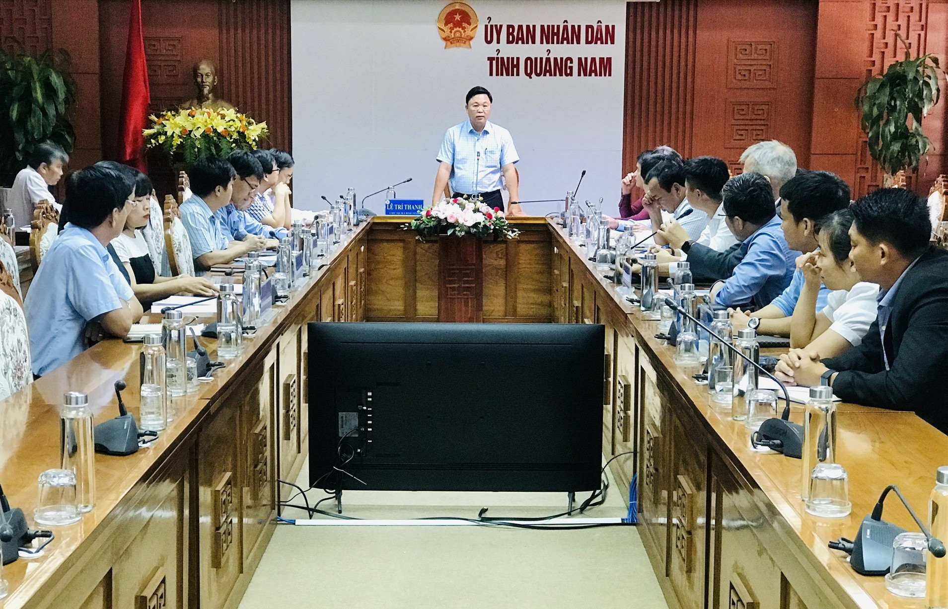 Chủ tịch UBND tỉnh Lê Trí Thanh yêu cầu các đơn vị liên quan phải chuẩn bị thật tốt để đăng ký thí điểm đón các chuyến bay charter đến Quảng Nam. Ảnh: Q.T