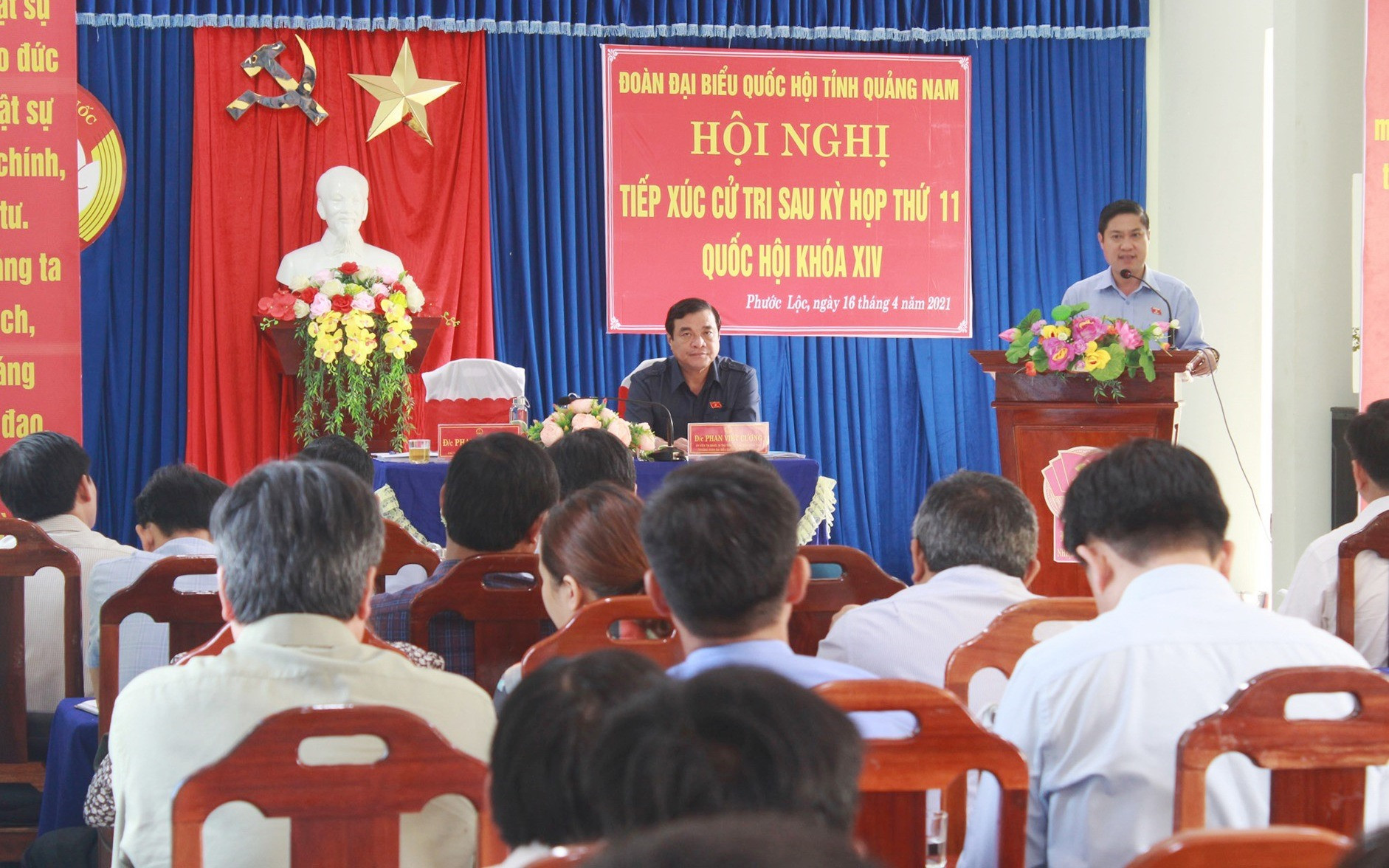Đồng chí Phan Thái Bình thông tin tình hình hoạt động của đoàn Đại biểu Quốc hội tỉnh cho đông đảo cử tri xã Phước Lộc. Ảnh: T.C