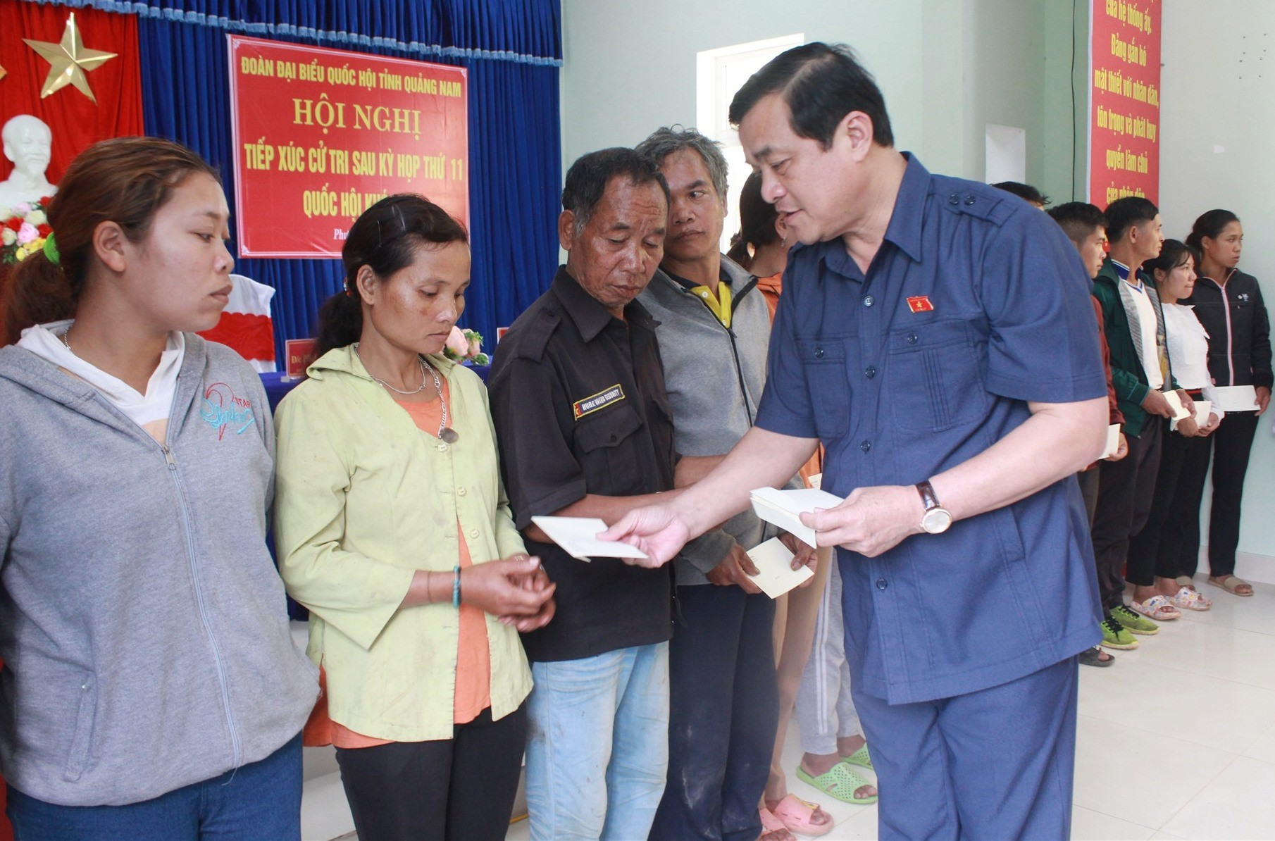Bí thư Tỉnh ủy Phan Việt Cường tặng quà cho những hộ dân bị thiệt hại nặng do thiên tai ở xã Phước Lộc. Ảnh: T.C