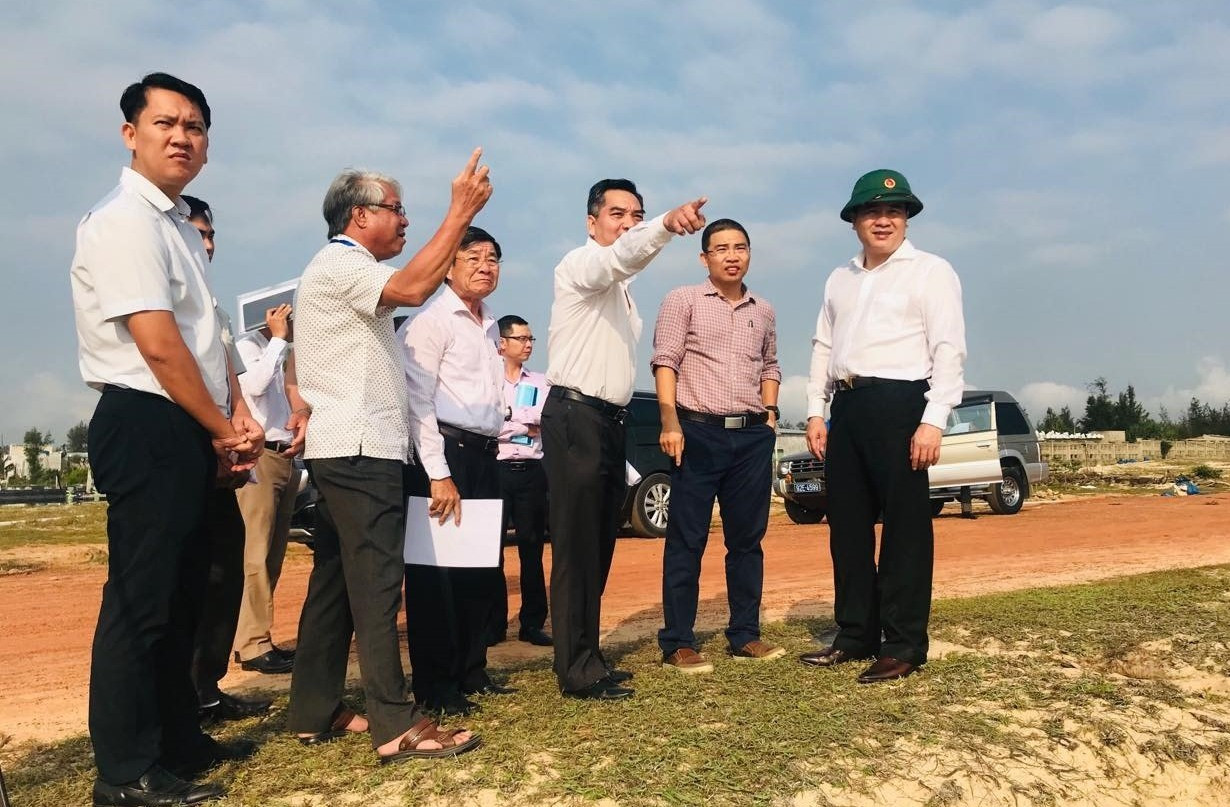 Phó Chủ tịch UBND tỉnh Trần Văn Tân khảo sát thực tế vị trí sẽ triển khai dự án Sol by Melia Nam Hội An. Ảnh: Q.T