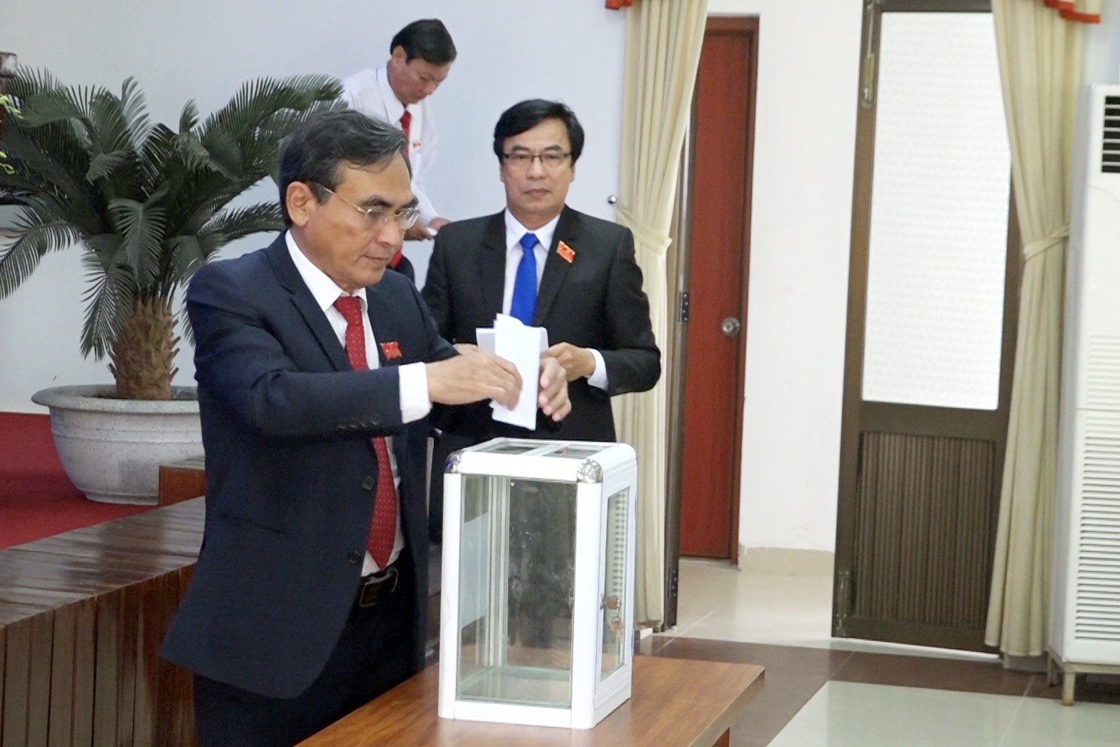 Các đại biểu HĐND huyện bầu bổ sung Ủy viên UBND huyện Thăng Bình, nhiệm kỳ 2016-2021.