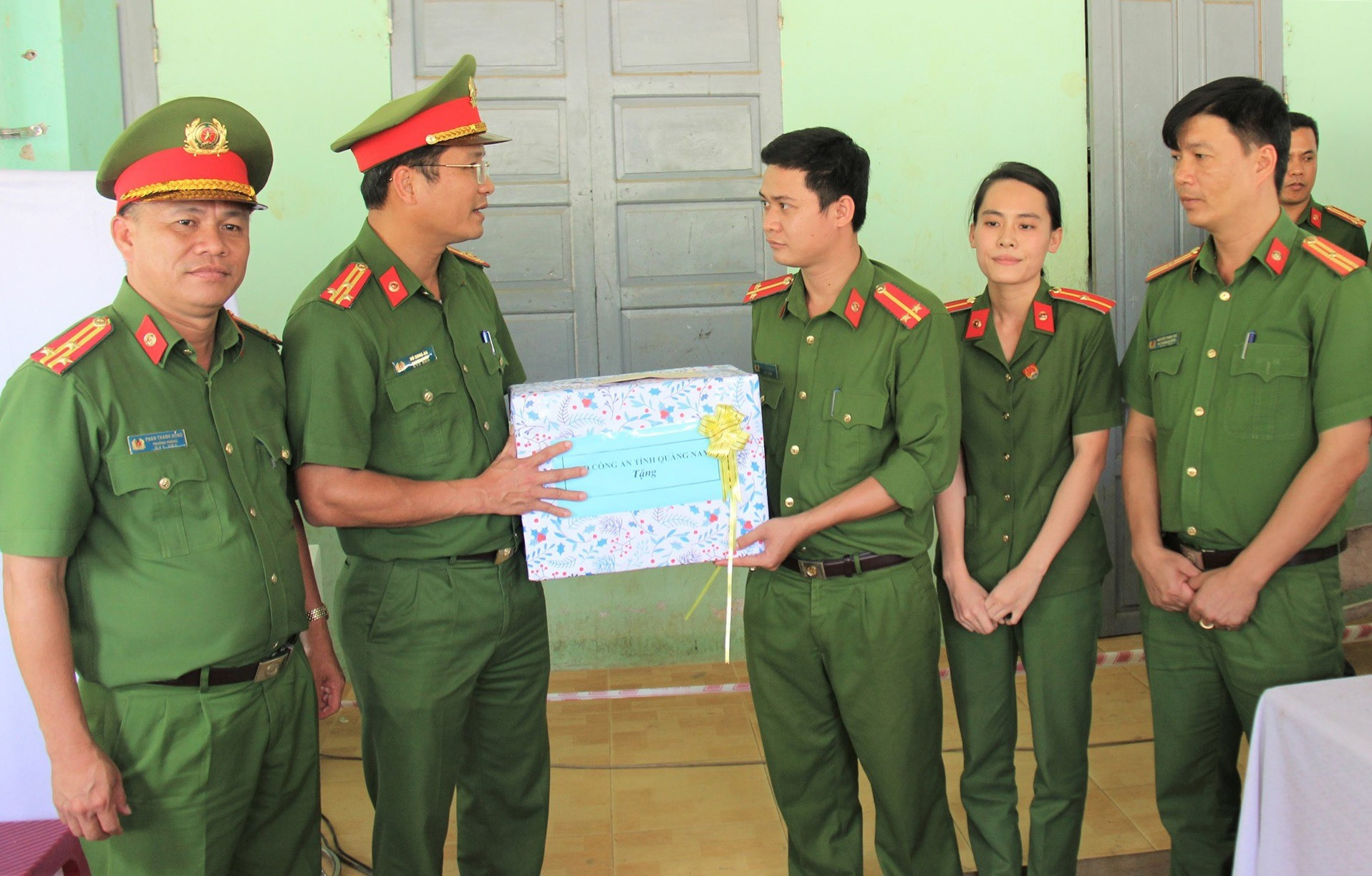 Thượng tá Hồ Song Ân - Phó Giám đốc Công an tỉnh tặng quà tổ cấp CCCD tại xã Trà Giáp. Ảnh: B.A