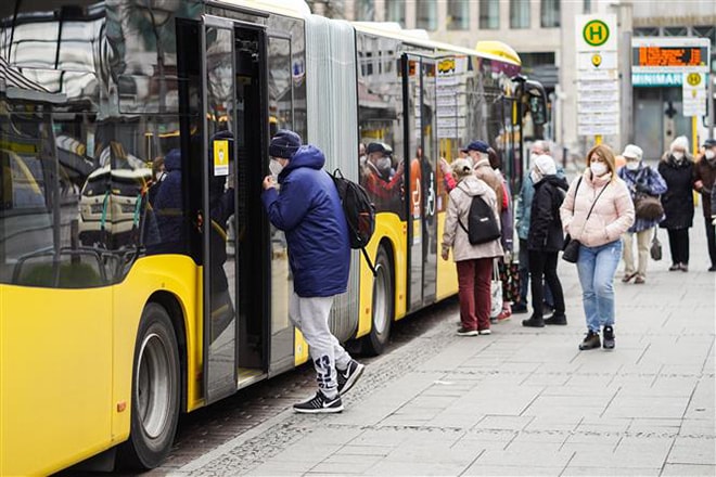 Người dân đeo khẩu trang phòng dịch Covid-19 tại Berlin, Đức, ngày 12-4-2021. Ảnh: THX/ TTXVN