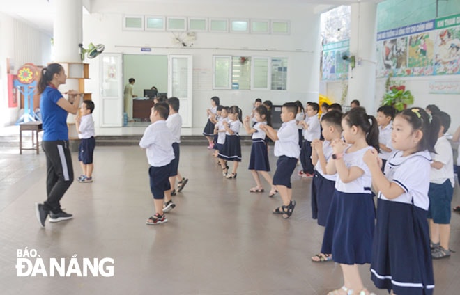 Việc đầu tư, nâng cấp và xây mới các trường học trên địa bàn được kỳ vọng sẽ đáp ứng yêu cầu dạy và học trong tình hình mới. Trong ảnh: Học sinh Trường Tiểu học Lê Lai trong một giờ học thể dục. Ảnh: NGỌC PHÚ