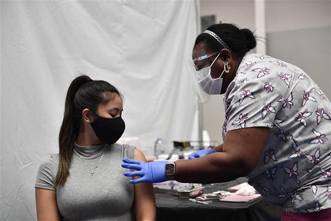 Tiêm vaccine ngừa Covid-19 cho giáo viên tại Los Angeles, California, Mỹ. Ảnh: AFP/TTXVN