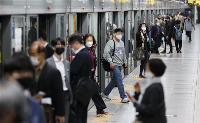 Người dân đeo khẩu trang phòng dịch Covid-19 tại ga tàu điện ngầm ở Seoul, Hàn Quốc, ngày 12-4-2021. Ảnh: Yonhap/TTXVN