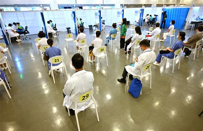 Các nhân viên y tế chờ được tiêm vaccine ngừa Covid-19 tại Hong Kong, Trung Quốc, ngày 23-2-2021. Ảnh: AFP/TTXVN