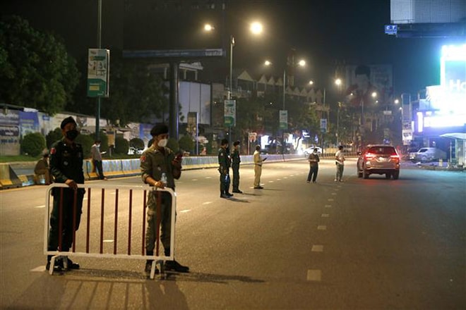 Cảnh sát gác trên đường phố tại Phnom Penh, Campuchia, ngày 7-4-2021 trong bối cảnh các biện pháp hạn chế phòng dịch Covid-19 được áp đặt. Ảnh: THX/ TTXVN