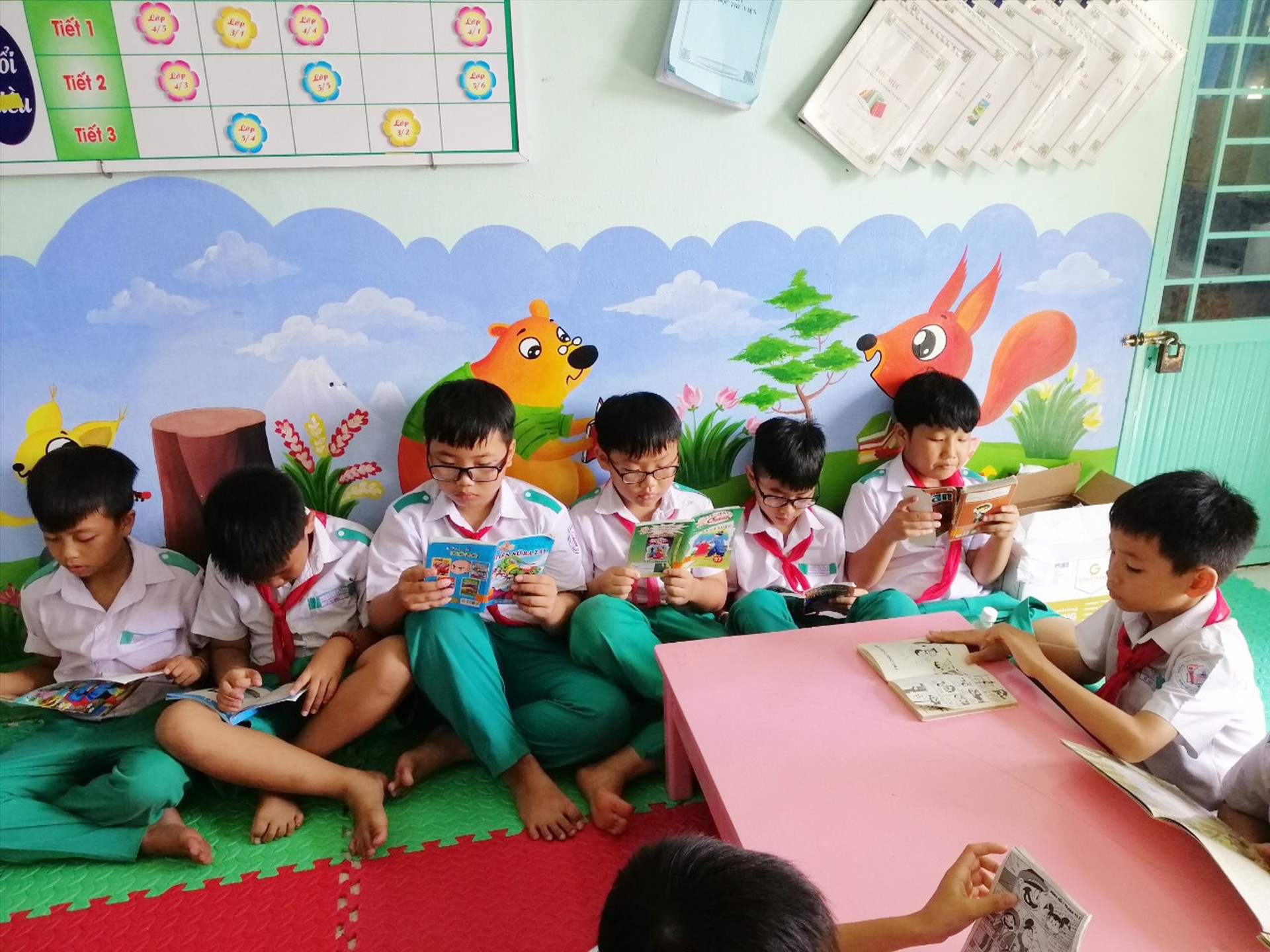 Học sinh thích thú với Tiết đọc tại Thư viện thân thiện ở trường Tiểu học Nguyễn Văn Trỗi.