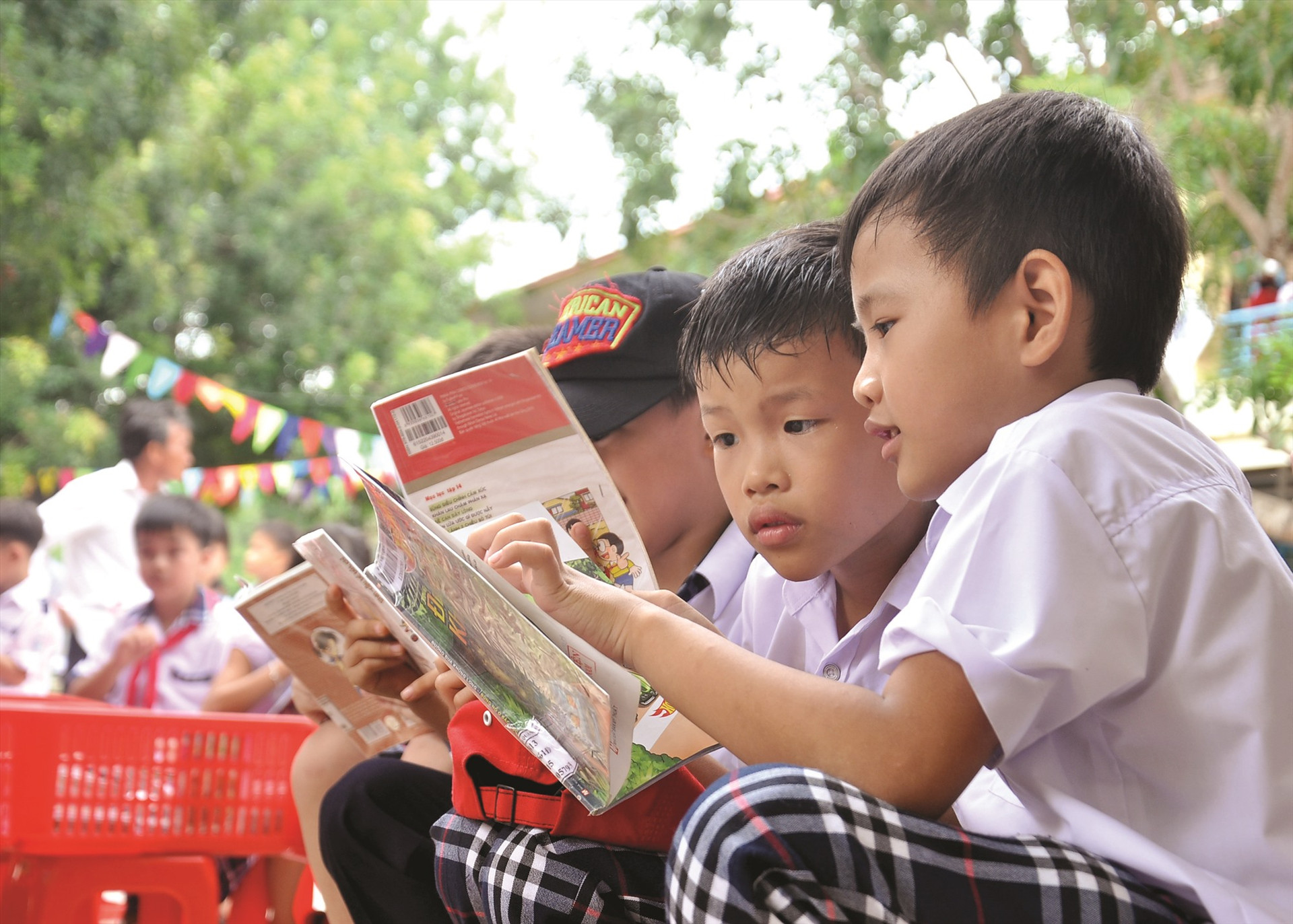 Học sinh thích thú với việc đọc sách.