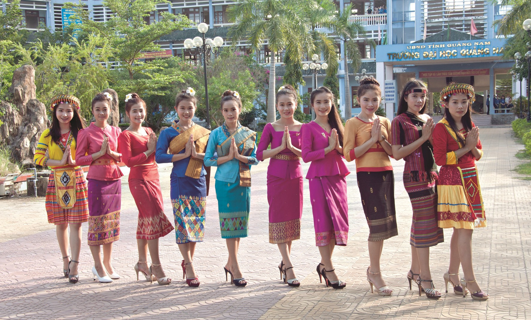 Lưu học sinh các bộ tộc Lào trong trang phục truyền thống.