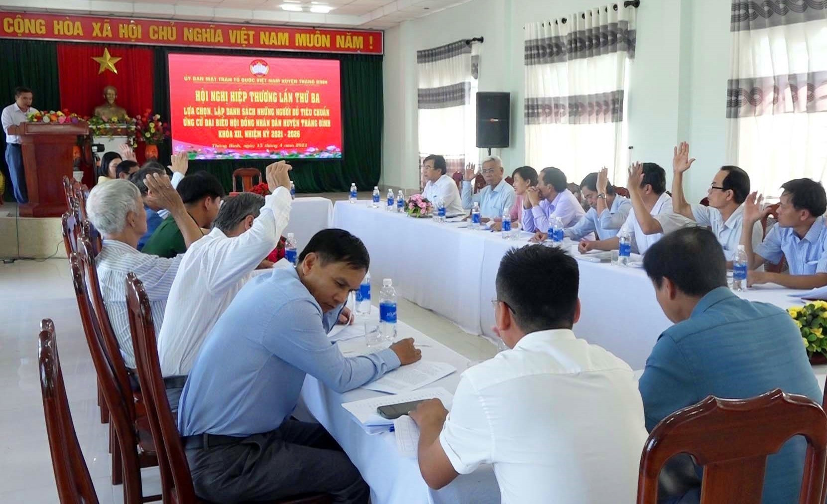Biểu quyết thống nhất những người đủ điều kiện ứng cử đại biểu HĐND huyện Thăng Bình, nhiệm kỳ 2021 - 2026. Ảnh: M.T Tại hội nghị các đại biểu nghe báo cáo tình hình và
