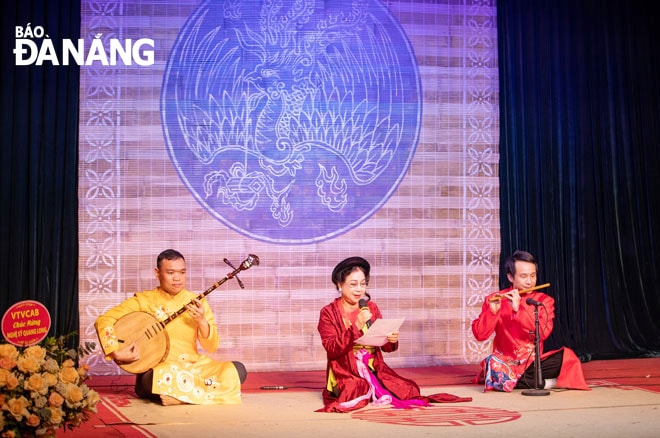 NSND Thanh Hoài (giữa) thể hiện một trích đoạn ngâm Kiều. Ảnh: HÒA NGUYỄN