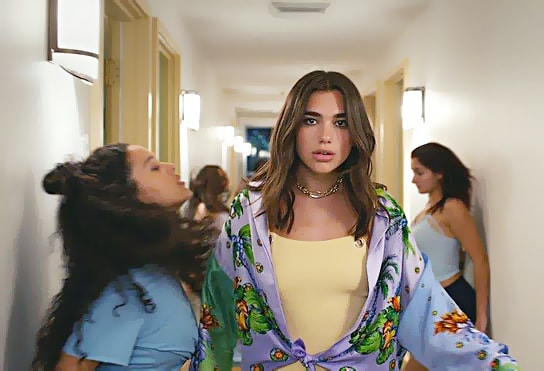 Ca sĩ Dua Lipa (giữa) biểu diễn trong một video mang tên New Rules.Ảnh: Filmaffinity.com