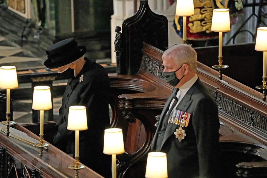 Nữ Hoàng Anh Elizabeth II (trái) cùng Hoàng tử Andrew, Công tước xứ York, tại tang lễ của Thân vương Philip ở nhà nguyện Thánh George trong lâu đài Windsor, phía Tây London, Anh ngày 17/4/2021. (Nguồn: AFP/TTXVN)