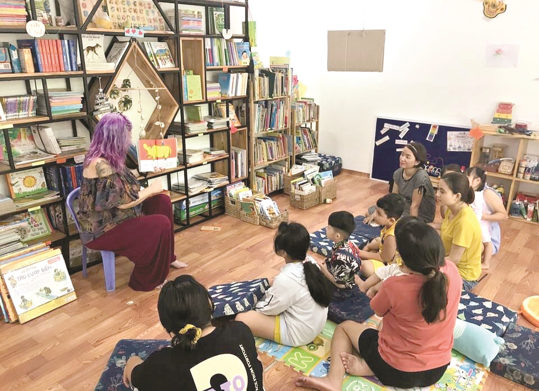 Một giờ đọc sách cùng tình nguyện viên nước ngoài tại An’s book Garden. Ảnh: NVCC