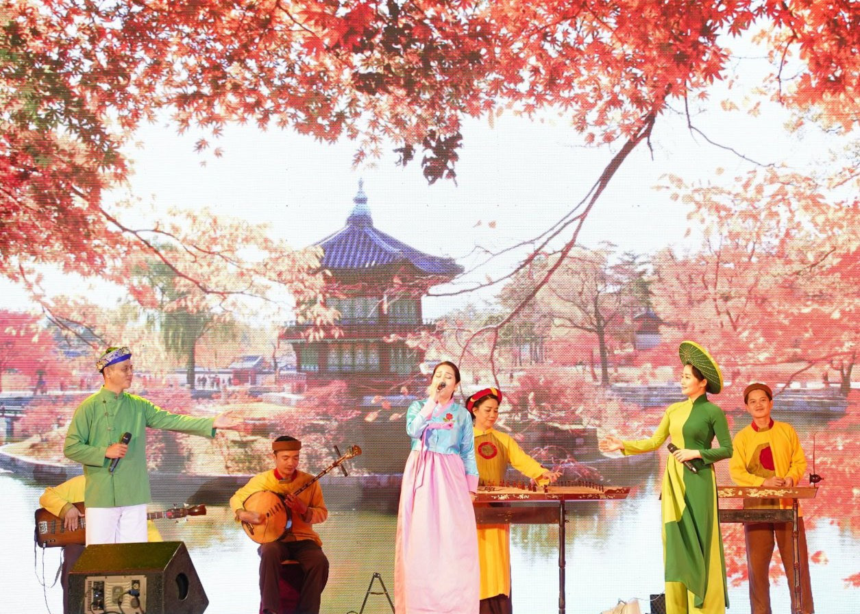 Nhiều hoạt động của Ngày hội Văn hóa Hàn Quốc tại Việt Nam thu hút người dân. Ảnh: Q.T