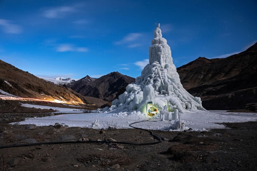 Ông Sonam Wangchuk, một kỹ sư cơ khí người Ấn Độ tạo ra một tháp băng nhân tạo khổng lồ giữa sa mạc lạnh khắc nghiệt để cung cấp nước cho người dân khu vực vốn luôn trong tình trạng “khát nước“. Ảnh: Ciril Jazbec/Slovenia