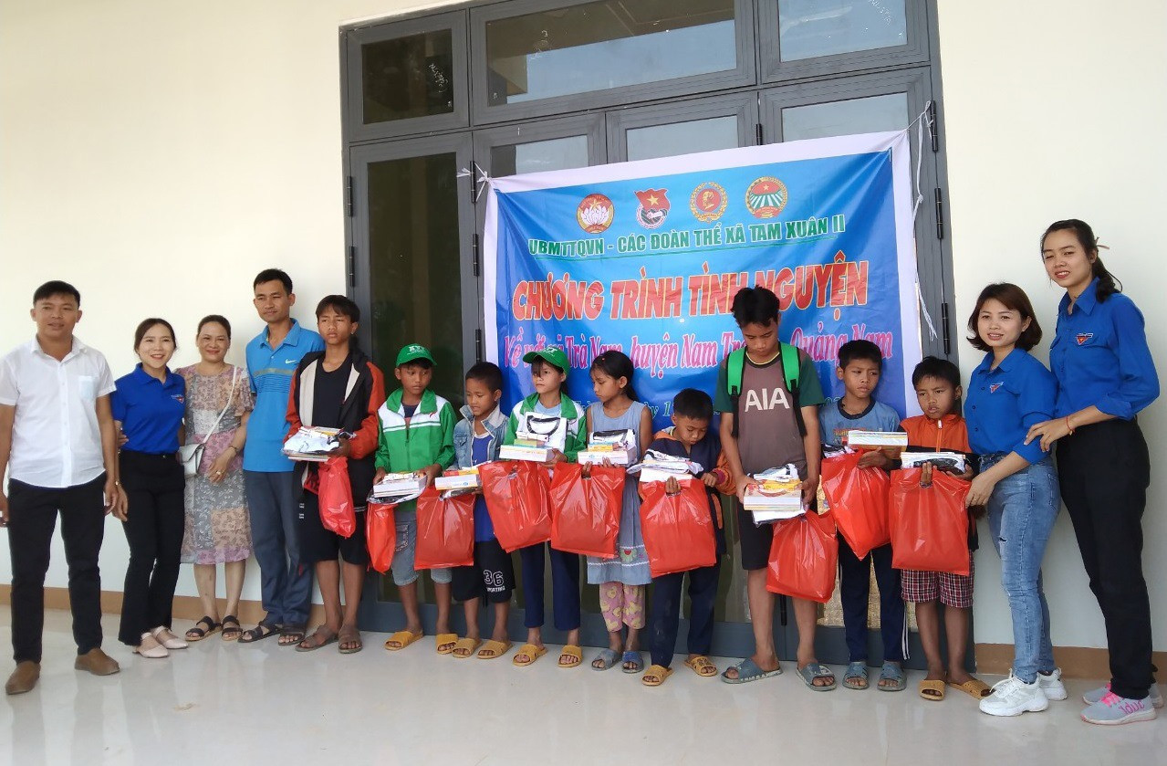 Đoàn tình nguyện tặng quà học sinh tại trường tiểu học, THCS Trà Nam. Ả: N.H
