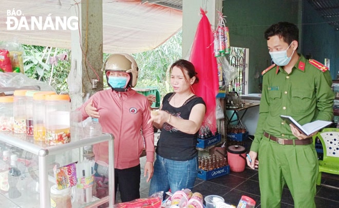 Các ngành chức năng huyện Hòa Vang kiểm tra hàng quán bán trước cổng trường học trên địa bàn huyện.            Ảnh: NGỌC HÀ 