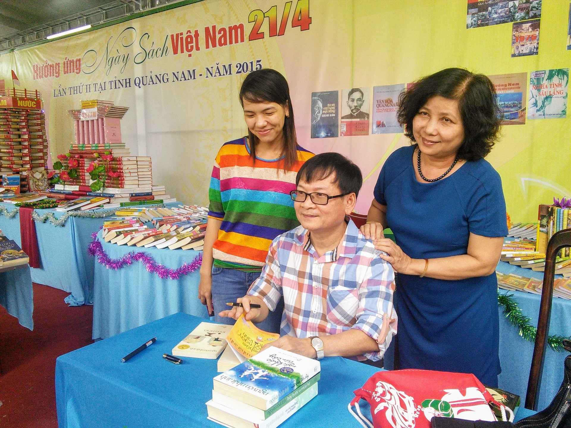 Nhà văn Nguyễn Nhật Ánh trong một cuộc giao lưu, tặng sách cho bạn đọc xứ Quảng. Ảnh: B.A