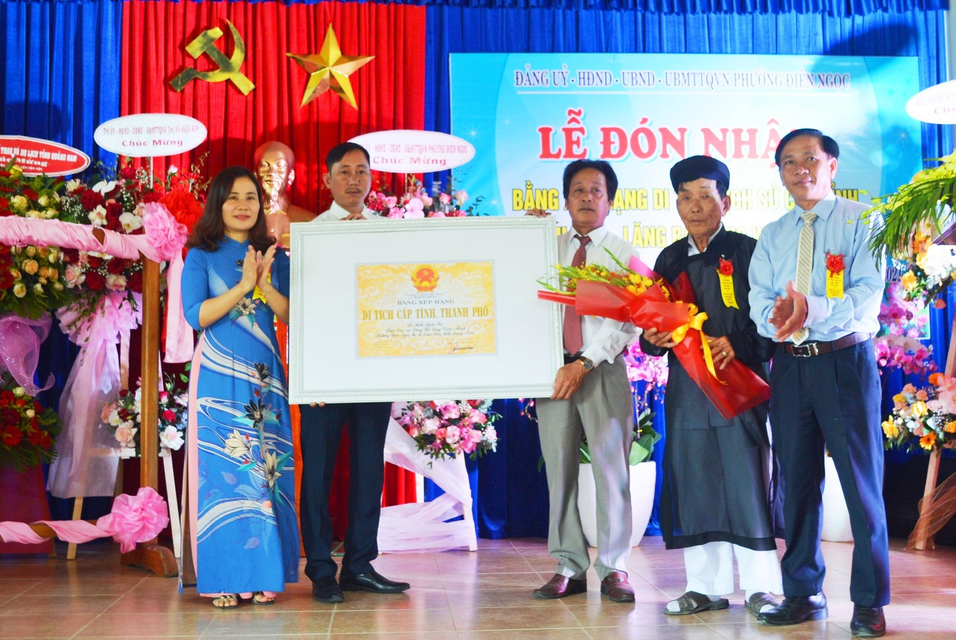 Lãnh đạo phưởng Điện Ngọc đón nhận Bằng di tích lịch sử Bàu Sen - Lăng Bà Viêm Minh