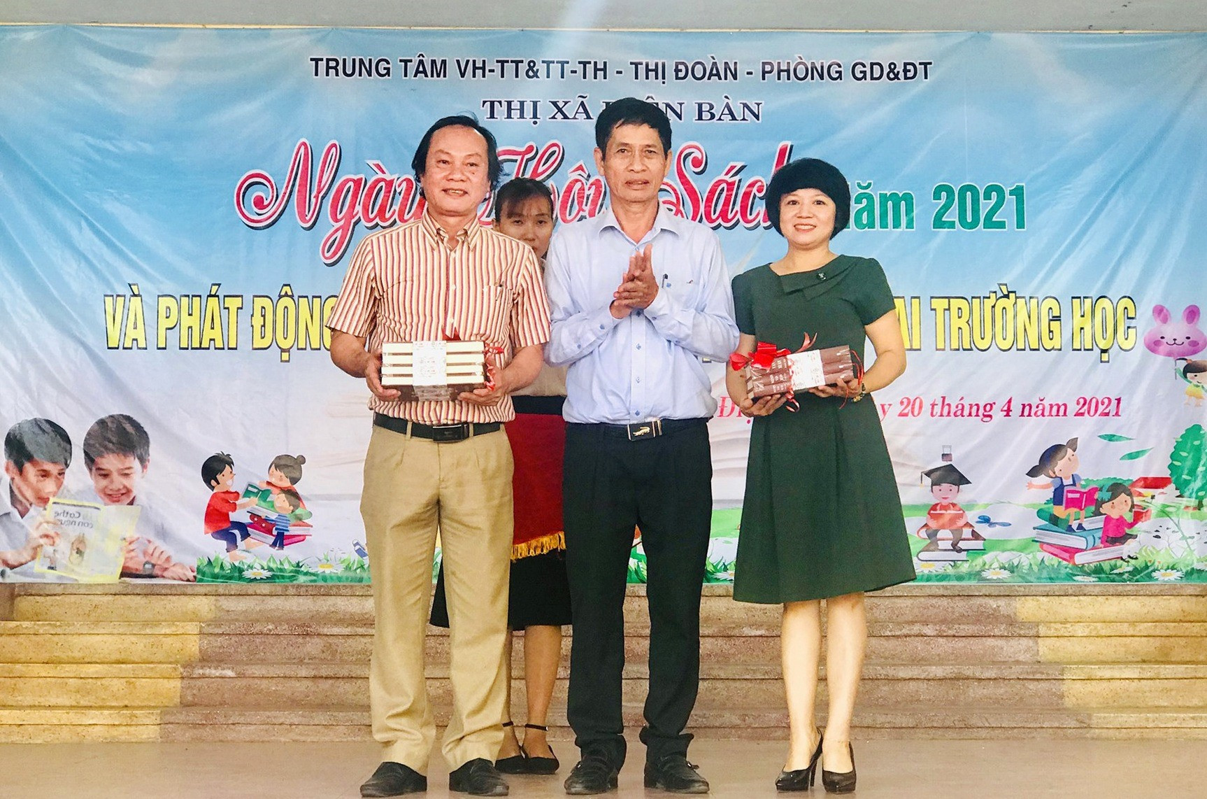 Lãnh đạo Trung tâm VH-TT & TT-TH Điện Bàn tiếp nhận bộ sách “Nguyễn Văn Xuân toàn tập” từ NSND Huỳnh Hùng. Ảnh: Q.T
