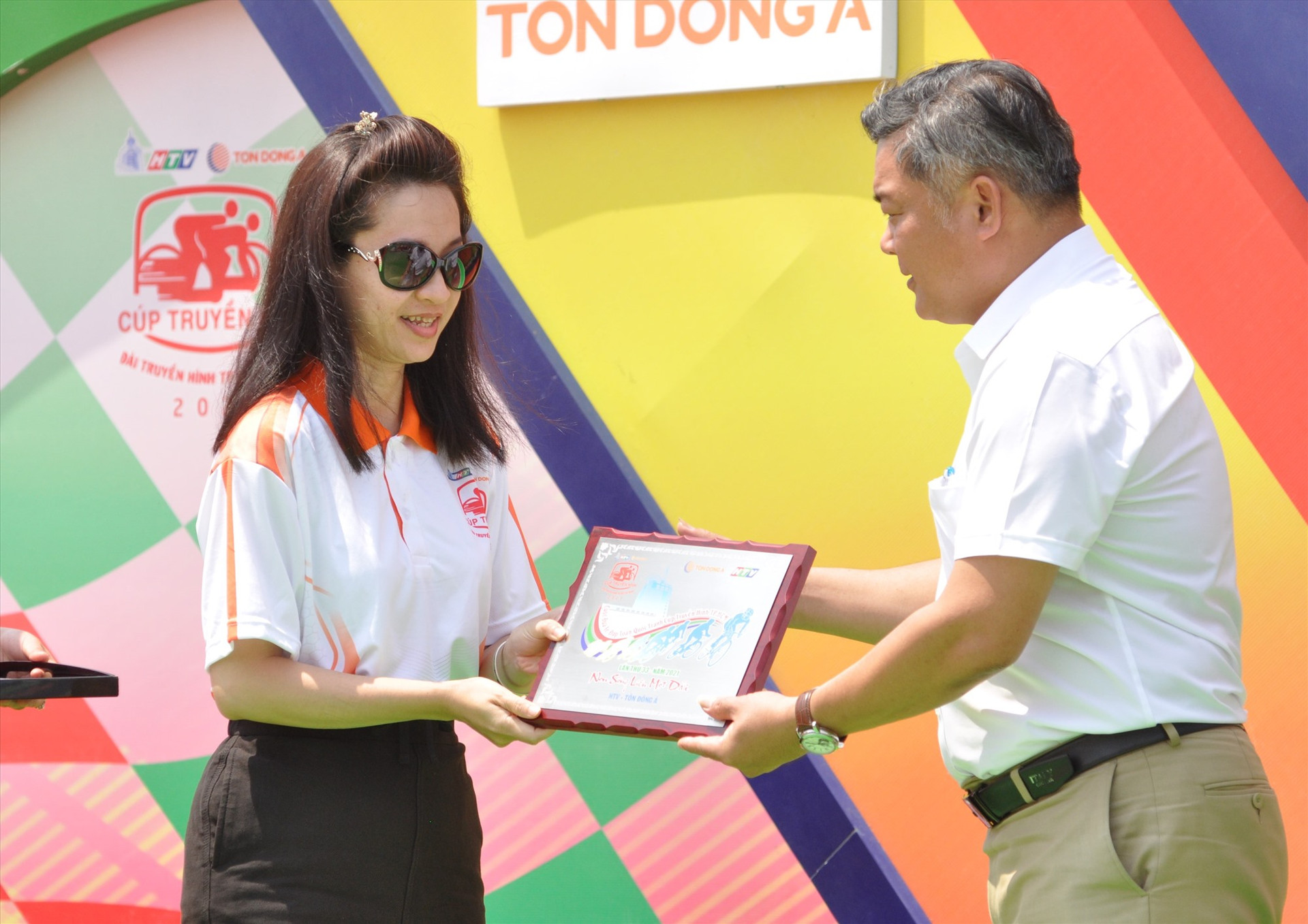 Ban tổ chức cuộc đua tặng quà kỷ niệm tri ân sự quan tâm của tỉnh Quảng Nam luôn tạo điều kiện tốt nhất cho cuộc đua diễn ra thành công. Ảnh: T.VY