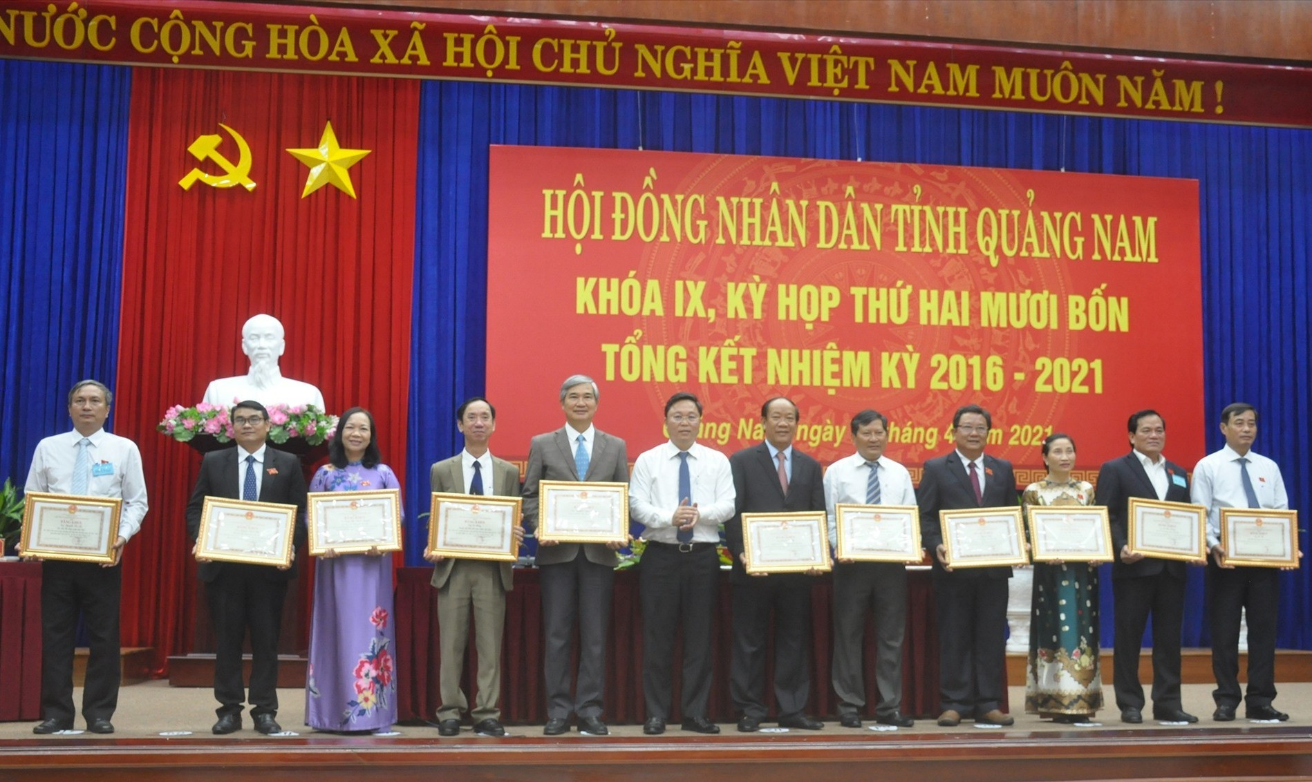 Chủ tịch UBND tỉnh Lê Trí Thanh tặng Bằng khen các đại biểu HĐND tỉnh khóa IX có thành xuất sắc đóng góp vào sự phát triển chung của tỉnh nhiệm kỳ 2016-2021. Ảnh: N.Đ